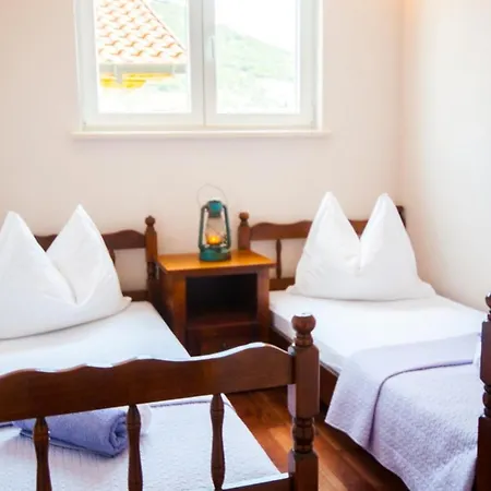 Solo Luxury Family App In Nature Park *