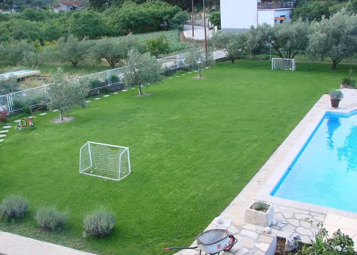 Solo Luxury Family App In Nature Park