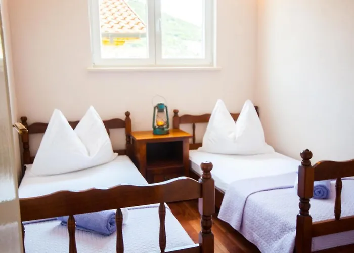 Solo Luxury Family App In Nature Park *